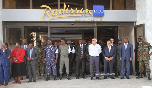 photo illustration. Exercice d'entrainement des forces de l'ordre devant l'hôtel Radisson Blu