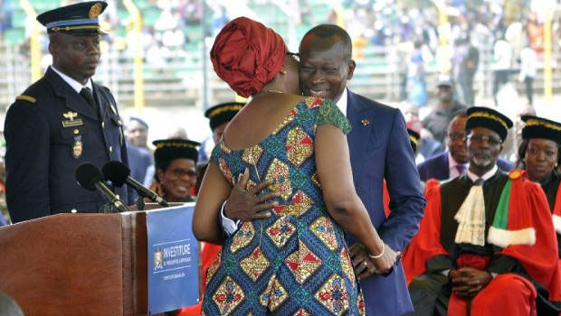 Le nouveau président béninois Patrice Talon embrasse sa femme Claudine lors de son investiture au stade Charles-de-Gaulle à Porto Novo au Bénin, le 6 avril 2016 | Photo : AFP