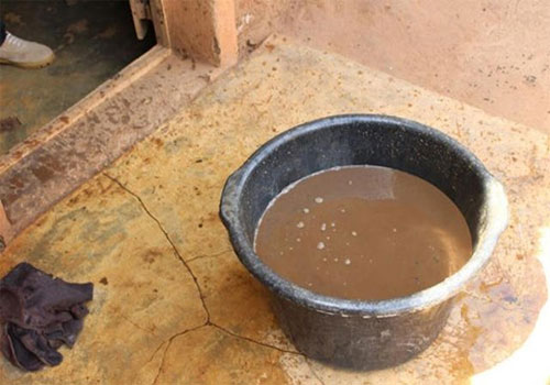 Au Togo, dans le petit village de Vo-Asso Djogbédji dans le préfecture de Vo au sud du pays, voici l’eau que les habitants sont obligés de boire. Le reste est sans commentaire…| Crédit Photo : Liberté
