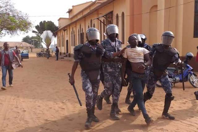 Des policiers voleurs à l’oeuvre dans l’enceinte du Collège Saint Joseph à Lomé, Togo, 28 février 2020 | Photo : DR