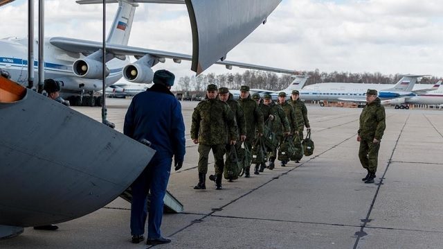 Les militaires russes spécialistes des épidémies s'apprêtent à embarquer pour Rome, le 22 mars 2020. ALEXEY ERESHKO / RUSSIAN DEFENCE MINISTRY / AFP