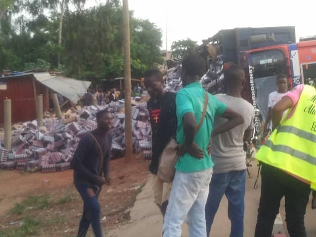 Togo/Aného : un camion transportant des boissons déverse son contenu sur la voie